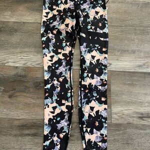 Stronger Floral camo Pattern Women's Leggings NWT size XS